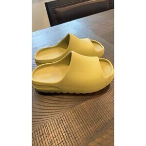 Yeezy slides yellow size 2 kids